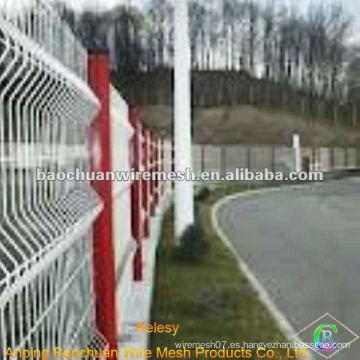 El triángulo de la barrera del tráfico de la carretera doblando las redes del guardrail en almacén